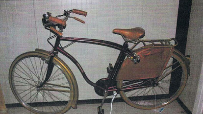 L'immagine mostra una bicicletta sequestrata a Stasi, con un cestino sulla parte anteriore. Questo veicolo &egrave; un mezzo di trasporto, caratterizzato da ruote e un telaio tipico delle biciclette. La questione del DNA &egrave; ricordata come un'anomalia da un ex investigatore del Ris di Garlasco.