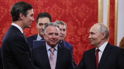 Nell'immagine si vede un gruppo di uomini che si stringono la mano. Vladimir Putin, Jared Kushner e Steve Witkoff sono riconoscibili nella scena. Gli uomini indossano abiti formali, tra cui giacche e cravatte. L'atmosfera suggerisce un incontro ufficiale, avvenuto a settembre 2026 in Russia.